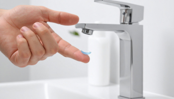 Lentilles de contact et eau : tout ce qu'il faut savoir